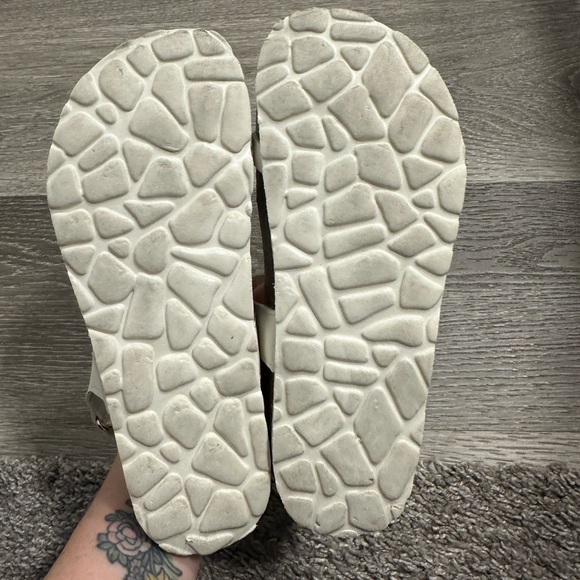 Girls Sandals size 4 - Picture 3 of 3